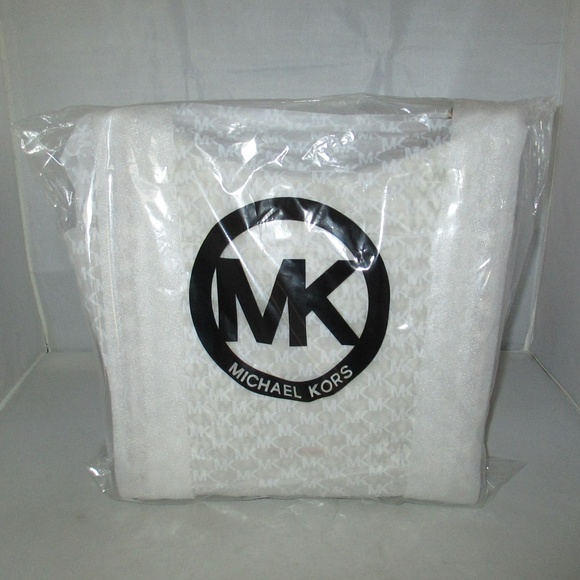MICHAEL KORS Newbury Studded Chain Shoulder Tote $368 Vanilla #108 NWT - Picture 4 of 8